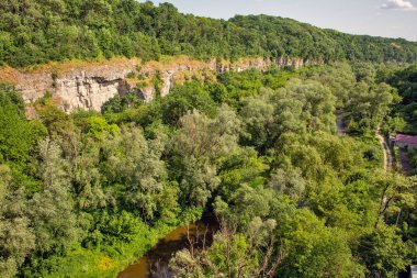 Ukrayna, Kamianets-Podilskyi 'deki Smotrych nehir kanyonuna bakın. Arka planda Potter Kulesi.
