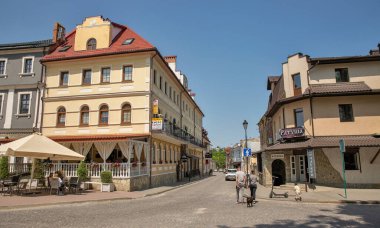 Kamianets-Podilsky, Ukrayna - 29 Mayıs 2023: Eski Şehir 'deki Kare Polonya Pazarı ve Frank restoranı. Ukrayna 'nın batısında, Chernivtsi' nin kuzeydoğusunda, Smotrych Nehri üzerinde bir şehirdir..
