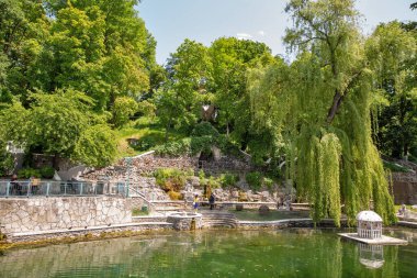 Kamianets-Podilsky, Ukrayna - 30 Mayıs 2023: İnsanlar şehir parkını ve kuğu gölünü ziyaret ediyor. Ukrayna 'nın batısında, Chernivtsi' nin kuzeydoğusunda, Smotrych Nehri üzerinde bir şehirdir..