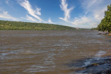 Arka planda Khotyn kalesi, Ukrayna ile birlikte Dnister nehir kıyıları manzarası.
