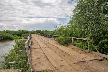 Sluch Nehri üzerindeki eski ahşap köprü. Ukrayna 'nın Rivne bölgesindeki Liukhcha köyü.