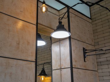 Çatı katı sanayi tipi minimalist lambalar aynaya karşı.