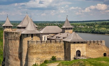 Khotyn Kalesi ve Dniester Nehri. Ukrayna 'da bir ortaçağ istihkam kompleksi..