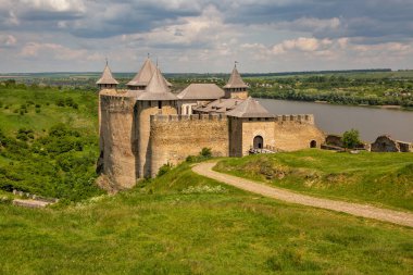 Khotyn Kalesi ve Dniester Nehri. Ukrayna 'da bir ortaçağ istihkam kompleksi..