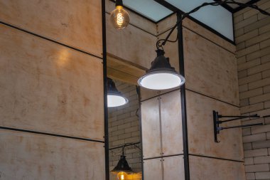 Çatı katı sanayi tipi minimalist lambalar aynaya karşı.