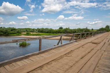 Sluch Nehri üzerindeki eski ahşap köprü. Ukrayna 'nın Rivne bölgesindeki Liukhcha köyü.