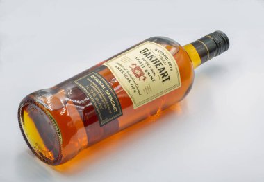 Kyiv, Ukrayna - 20 Ekim 2022: Oakheart Baharatlı Rom şişesi yakın plan, Bacardi Limited 'in popüler ürünü, merkezi Hamilton, Bermuda' da bulunan.