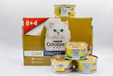 Kyiv, Ukrayna - 23 Mayıs 2023: Purina Gourmet Gold 'un beyaz arka planda bulunan lüks yiyecek kutuları. 2001 yılında kurulan Purina Petcare, Nestle 'nin bir yan kuruluşudur. Amerika 'nın en büyük evcil hayvan gıda şirketi..