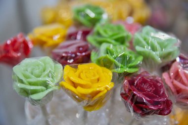 Gül şeklinde lolipop buketi yakın plan.