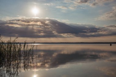Ukrayna 'nın Rivne bölgesindeki Beyaz Göl' ün gündoğumu üzerine panoramik manzara.