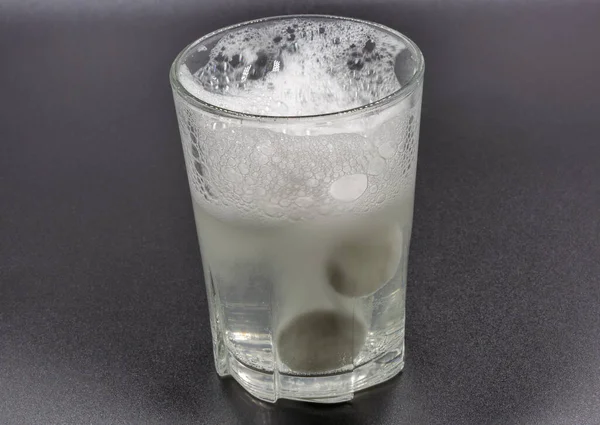 Dissolver Comprimidos Efervescentes Instantâneos Num Copo Fecho Água Preto — Fotografia de Stock
