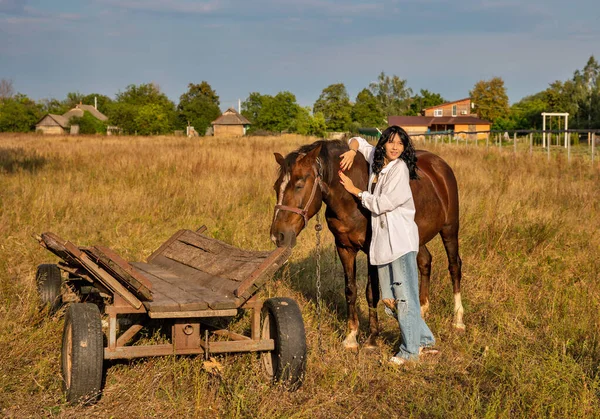 Mooie Jonge Brunette Kaukasische Vrouw Staan Buurt Van Het Paard — Stockfoto