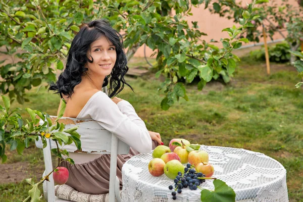 Gyönyörű Fiatal Barna Kaukázusi Egy Asztalnál Egy Gyümölcsös Közelkép — Stock Fotó