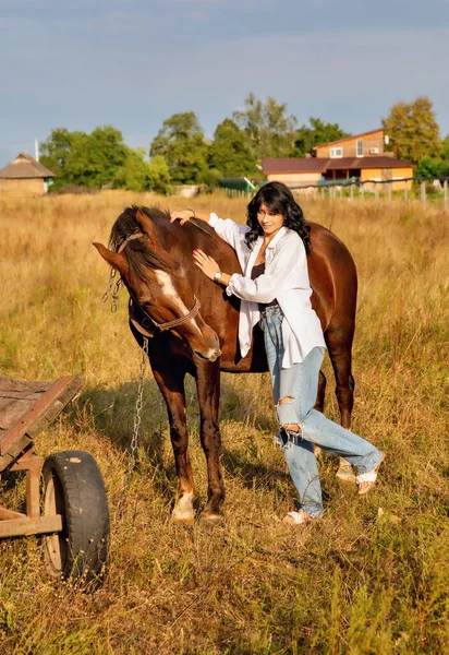 Όμορφη Νεαρή Μελαχρινή Καυκάσια Γυναίκα Στέκεται Κοντά Στο Άλογο Μια — Φωτογραφία Αρχείου