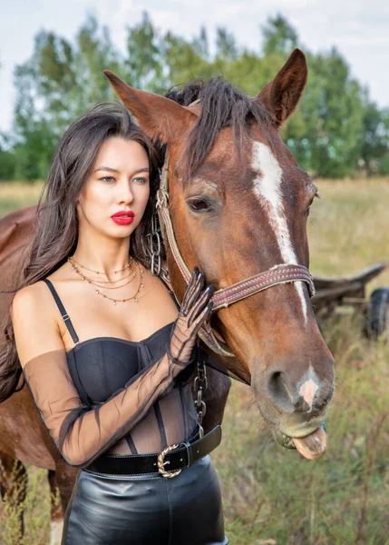 Mooie Jonge Brunette Kaukasische Vrouw Zwart Leer Doek Staan Buurt — Stockfoto