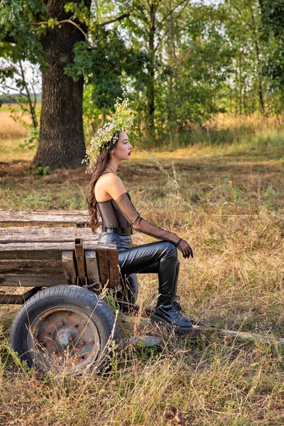 Mooie Jonge Brunette Kaukasische Vrouw Zwart Lederen Doek Zitten Oude — Stockfoto