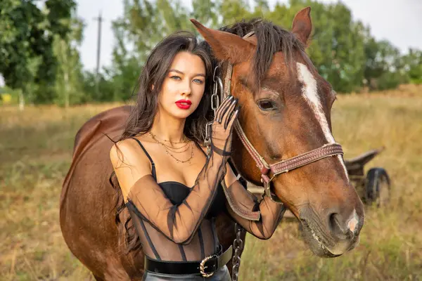 Όμορφη Νεαρή Μελαχρινή Καυκάσια Γυναίκα Μαύρο Δερμάτινο Ύφασμα Στέκεται Άλογο — Φωτογραφία Αρχείου