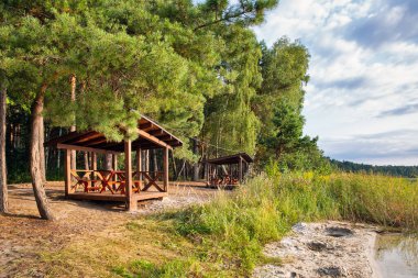 Ukrayna 'nın Rivne bölgesindeki Beyaz Göl kıyısında ahşap çardaklar..