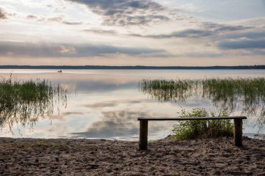 Ukrayna 'nın Rivne bölgesindeki Beyaz Göl' ün gündoğumu üzerine panoramik manzara.
