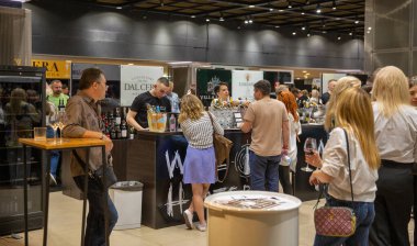Kyiv, Ukrayna - 30 Eylül 2023: İnsanlar Be Wine International Wine Show sırasında şarap tatma etkinliklerini ziyaret ediyorlar.