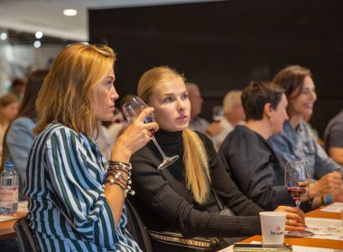 Kyiv, Ukrayna - 30 Eylül 2023: İnsanlar Be Wine International Wine Show sırasında şarap tatma etkinliğini ziyaret ettiler.