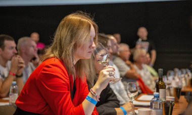 Kyiv, Ukrayna - 30 Eylül 2023: İnsanlar Be Wine International Wine Show sırasında şarap tatma etkinliğini ziyaret ettiler.