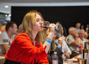 Kyiv, Ukrayna - 30 Eylül 2023: İnsanlar Be Wine International Wine Show sırasında şarap tatma etkinliğini ziyaret ettiler.