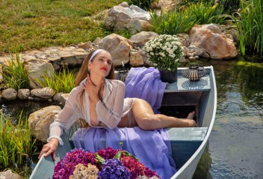 Güzel, genç, esmer, beyaz bir kadın, ahşap bir teknede, yakın plan..