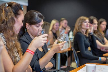 Kyiv, Ukrayna - 30 Eylül 2023: Be Wine International Wine Show sırasında insanlar tatma törenine geldi.