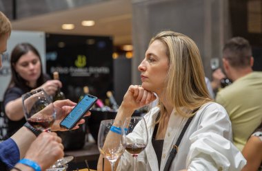 Kyiv, Ukrayna - 30 Eylül 2023: İnsanlar Be Wine International Wine Show sırasında şarap tatma etkinliğini ziyaret ettiler.