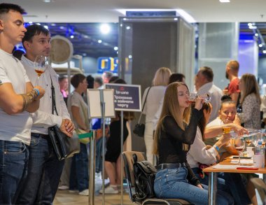 Kyiv, Ukrayna - 30 Eylül 2023: İnsanlar Be Wine International Wine Show sırasında şarap tatma etkinliğini ziyaret ettiler.