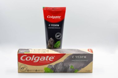 Kyiv, Ukrayna - 05 Ağustos 2022: Colgate florür, kömür diş macunu paketiyle etkili beyazlatma. Colgate çok çeşitli diş macunları, diş fırçaları ve gargara üreticisi..