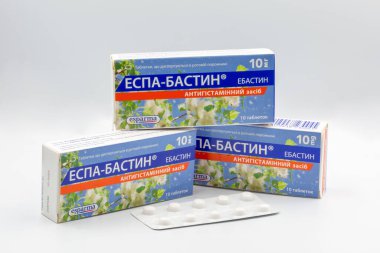 Kyiv, Ukrayna - 05 Ağustos 2022: Espa-bastin bilastine paketinin stüdyo çekimi ve Esparma Aristo 'nun beyazlara karşı 10 mg' lık su toplayan tabletleri. Bilastine yatıştırıcı olmayan bir antihistamin ilacıdır..