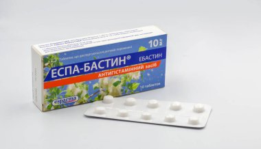 Kyiv, Ukrayna - 05 Ağustos 2022: Espa-bastin bilastine paketinin stüdyo çekimi ve Esparma Aristo 'nun beyazlara karşı 10 mg' lık su toplayan tabletleri. Bilastine yatıştırıcı olmayan bir antihistamin ilacıdır..