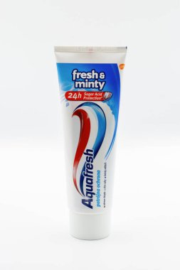 Kyiv, Ukrayna - 08 Şubat 2023: Aquafresh ailesinin florür diş macunu tüpünün beyaza yakın çekim görüntüleri. GSK tüketici sağlık hizmetleri Aquafresh, Maclean 's ve Sensodyne diş macunları satıyor.