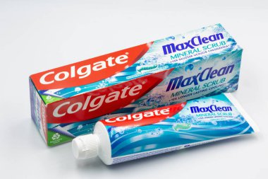 Kyiv, Ukrayna - 15 Mart 2023: Colgate florür MaxClean mineral fırçalama diş macunu paketi. Colgate çok çeşitli diş macunları, diş fırçaları ve gargara üreticisi..