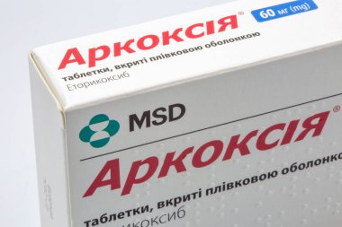 Kyiv, Ukrayna - 16 Temmuz 2022: Arcoxia 60 mg Etoricoxib tablet kutusu, MSD 'nin yakın çekim ürünü. Cyclooxygenase-2 (COX-2) seçici inhibitörü. İltihap önleyici.