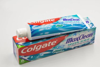 Kyiv, Ukrayna - 15 Mart 2023: Colgate florür MaxClean mineral fırçalama diş macunu paketi. Colgate çok çeşitli diş macunları, diş fırçaları ve gargara üreticisi..