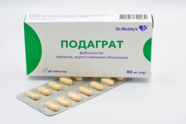 Kyiv, Ukrayna - 5 Ağustos 2023: D-r. Reddys tarafından Podagrat febuxostat stüdyo çekimi 80 mg tablet paketi ve beyazlara karşı su toplaması.