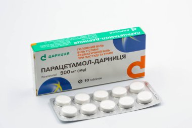 Kyiv, Ukrayna - 24 Ekim 2023: Darnitsa kutusundan 500 mg Parasetamol ve yakın çekim tabletlerinin stüdyo çekimi. Ateşin ve hafif ağrının tedavisinde kullanılan ağrı kesici ve antipiretiktir..