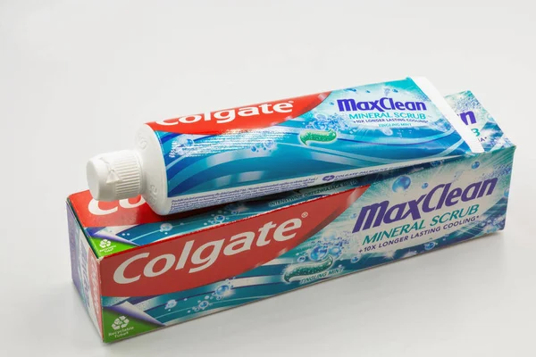 Kyiv, Ukrayna - 15 Mart 2023: Colgate florür MaxClean mineral fırçalama diş macunu paketi. Colgate çok çeşitli diş macunları, diş fırçaları ve gargara üreticisi..