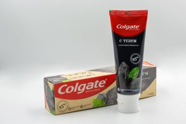 Kyiv, Ukrayna - 05 Ağustos 2022: Colgate florür, kömür diş macunu paketiyle etkili beyazlatma. Colgate çok çeşitli diş macunları, diş fırçaları ve gargara üreticisi..