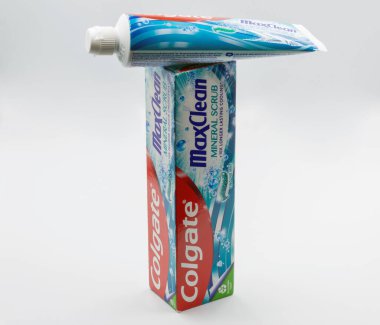 Kyiv, Ukrayna - 15 Mart 2023: Colgate florür MaxClean mineral fırçalama diş macunu paketi. Colgate çok çeşitli diş macunları, diş fırçaları ve gargara üreticisi..