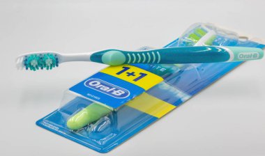 Kyiv, Ukrayna - 5 Ağustos 2023: Oral-B 3D beyaz diş fırçalarının beyaz arka plana yakın çekim görüntüleri. Oral-B diş fırçaları, diş macunları ve diş fırçaları da dahil olmak üzere ağız sağlığı ürünlerinin bir markasıdır..