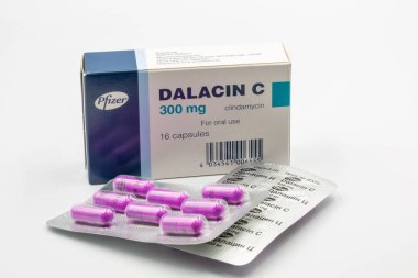 Kyiv, Ukrayna - 24 Ekim 2023: Dalacin C Clindamycin kapsül kutusu ve Pfizer tarafından beyaza yakın çekim. Bir dizi bakteriyel enfeksiyonun tedavisinde kullanılan antibiyotik bir ilaçtır..