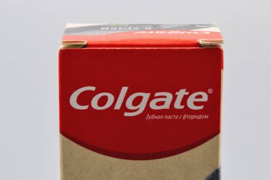 Kyiv, Ukrayna - 05 Ağustos 2022: Colgate florür, kömür diş macunu paketiyle etkili beyazlatma. Colgate çok çeşitli diş macunları, diş fırçaları ve gargara üreticisi..