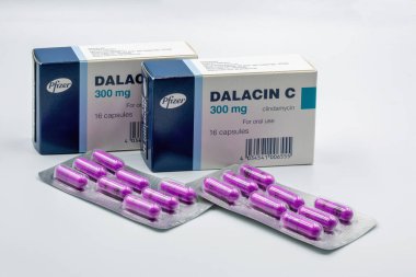 Kyiv, Ukrayna - 24 Ekim 2023: Dalacin C Clindamycin kapsül kutusu ve Pfizer tarafından beyaza yakın çekim. Bir dizi bakteriyel enfeksiyonun tedavisinde kullanılan antibiyotik bir ilaçtır..