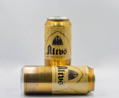Kyiv, Ukrayna - 05 Ağustos 2022: Brouwerij Stüdyo çekimi NV Martens Altus Sarışın Abbey Style bira kutularına yakın çekim.