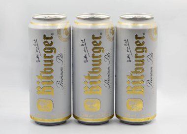 Kyiv, Ukrayna - 05 Ağustos 2022: Bitburger Premium Pils bira kutularının stüdyo çekimi.