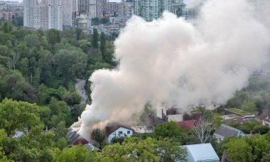 Banliyödeki yangından çıkan yoğun duman..